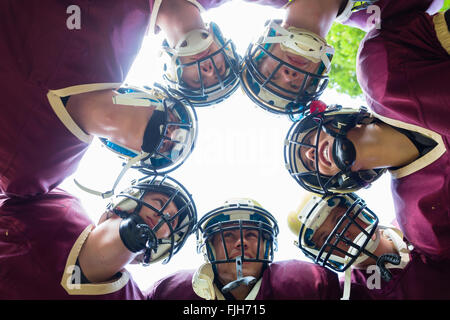 American Football-Team mit Huddle in Übereinstimmung Stockfoto