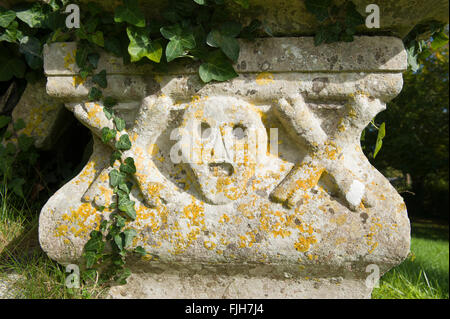 Grab in der Marienkirche Litton Cheney Dorset. Stockfoto