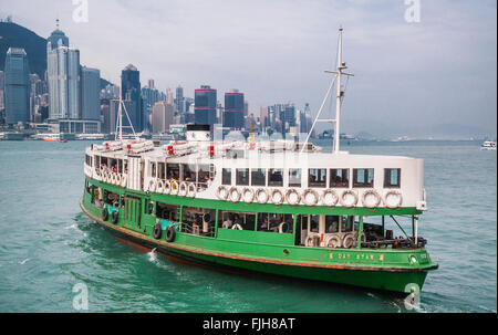 China, Hong Kong, Star Ferry Abfahrt terminal Tsim Sha Tsui Victoria Harbour zu überqueren Stockfoto
