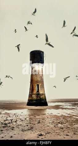 alten verlassenen Leuchtturm am Strand und Möwen Stockfoto