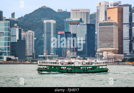 China, Hong Kong, Star Ferry Pflügen Victoria Harbour vor dem Hintergrund der Hong Kong Central District Stockfoto