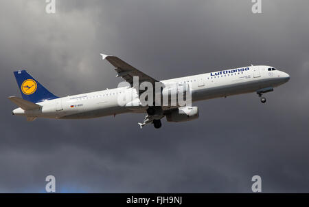 Ein Lufthansa Airbus A321-200 dem Start vom Flughafen El Prat in Barcelona, Spanien. Stockfoto