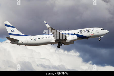 Ein EL AL Israel Airlines Boeing 737-800 dem Start vom Flughafen El Prat in Barcelona, Spanien. Stockfoto