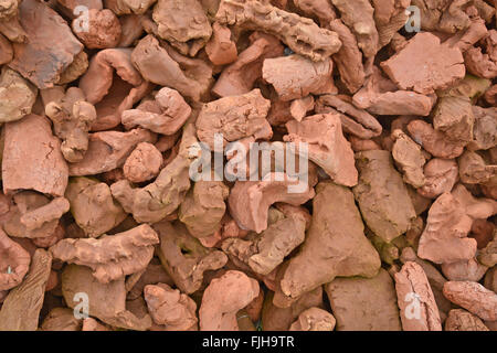 Große Haufen Teile und Formen gebacken Ton auf dem Hügel. Stockfoto