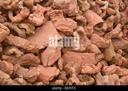 Große Haufen Teile und Formen gebacken Ton auf dem Hügel. Stockfoto