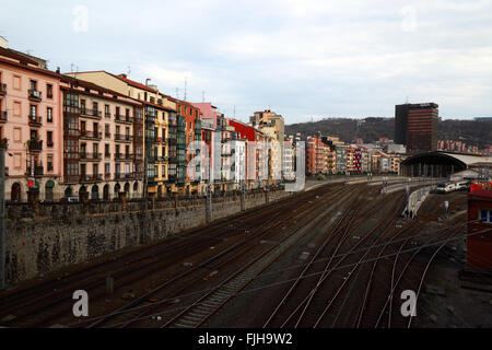 Blick entlang der Bahngleise in Richtung Estacion Abando Indalecio Prieto / Bilbao-Abando Bahnhof, Bilbao, Baskenland, Spanien Stockfoto