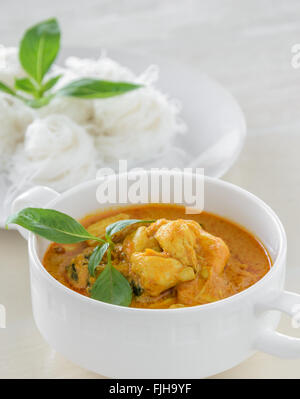 Krabben Sie-Fleisch-Kokosmilch-Curry mit Reisnudeln Stockfoto