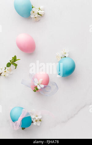Pastell Ostereier. Ostern-Hintergrund mit Pastell farbigen Eiern mit rosa und blauen Bogen und Band. Makro, selektiven Fokus Stockfoto