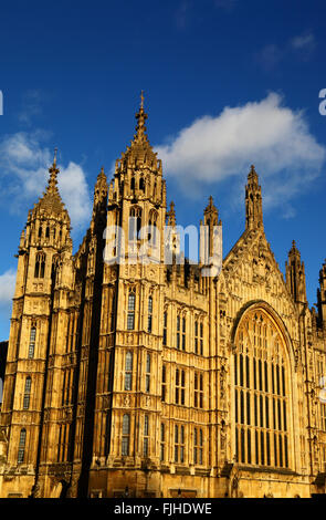 Süd-Fenster und Türme mit Blick auf Old Palace Yard, Palace of Westminster / Houses of Parliament, London, England Stockfoto