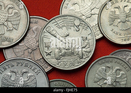 Münzen aus Russland. Artillerie-Fabrik in Tula während des zweiten Weltkriegs dargestellt in der russischen zwei Rubel-Gedenkmünze (2000). Stockfoto