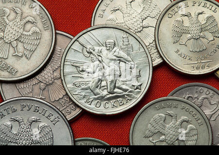 Münzen aus Russland. Schlacht um Moskau 1941 während des zweiten Weltkriegs dargestellt in der russischen zwei Rubel-Gedenkmünze (2000). Stockfoto