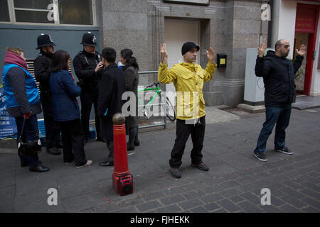 Mitglieder der Falun Gong oder Falun Dafa meditieren auf Gerrard Street in central London, UK. Falun Gong behaupten Folgendes: am 20. Juli 1999, der kommunistischen Partei Chinas (KPCH) ins Leben gerufen die Verfolgung von Falun Gong. In den letzten neun Jahren 3.168 Falun Gong-Praktizierende haben ihr Leben verloren, viele zu Tode gefoltert; 75 von ihnen waren Menschen in den achtziger Jahren und der jüngste war nur 8 Monate alt. Tausende von Praktizierenden sind derzeit inhaftiert und gefoltert in Arbeitslagern, Haftanstalten und Gefängnissen gezwungen. Die KPC erntet auch Organe von lebenden Falun Gong-Praktizierenden für Profi Stockfoto