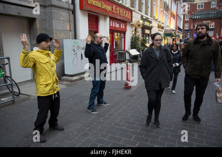 Mitglieder der Falun Gong oder Falun Dafa meditieren auf Gerrard Street in central London, UK. Falun Gong behaupten Folgendes: am 20. Juli 1999, der kommunistischen Partei Chinas (KPCH) ins Leben gerufen die Verfolgung von Falun Gong. In den letzten neun Jahren 3.168 Falun Gong-Praktizierende haben ihr Leben verloren, viele zu Tode gefoltert; 75 von ihnen waren Menschen in den achtziger Jahren und der jüngste war nur 8 Monate alt. Tausende von Praktizierenden sind derzeit inhaftiert und gefoltert in Arbeitslagern, Haftanstalten und Gefängnissen gezwungen. Die KPC erntet auch Organe von lebenden Falun Gong-Praktizierenden für Profi Stockfoto