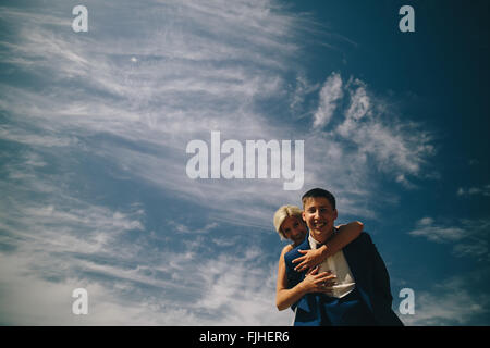 Braut und Bräutigam auf dem Hintergrund des Himmels Stockfoto