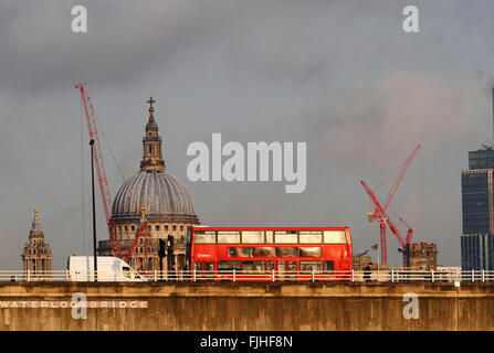 Rot Double deck Bus über Waterloo Brücke, Kuppel der St. Pauls-Kathedrale im Hintergrund, London, England. Stockfoto