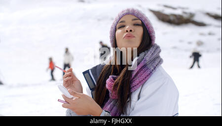 Junge Frau bläst einen Kuss in die Kamera Stockfoto