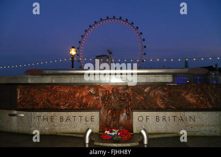 Die Schlacht des Großbritannien Denkmal bei Sonnenuntergang, London Eye und Shell Centre Gebäude hinter Victoria Embankment, London, England Stockfoto