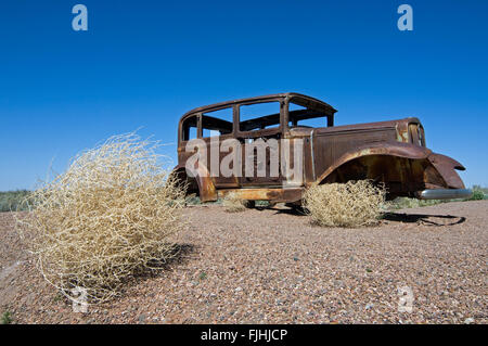 Alte rostige Auto und stachelige Distel Russisch / Tumbleweed (Kali Tragus / Salsola Tragus / Salsola Iberica) entlang der Route 66, Arizona Stockfoto