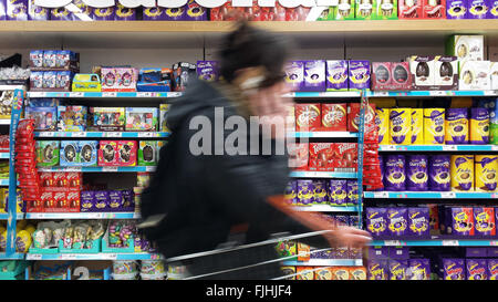 London, UK vergeht die Ostereier-Anzeige 2. März 2016 - ein Shopper Sainsburys vorrätig.  Sainsbuys in Harringey, Nord-London Start Ostereier speichern zeigt drei Wochen zu früh. Karfreitag ist auf Freitag, 25. März 2016 und Ostersonntag auf Sonntag, 27. März 2016 © Dinendra Haria/Alamy Live News Stockfoto