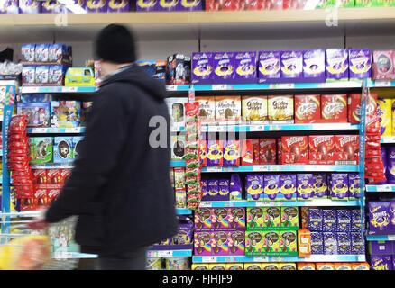 London, UK vergeht die Ostereier-Anzeige 2. März 2016 - ein Shopper Sainsburys vorrätig. Sainsbuys in Harringey, Nord-London Start Ostereier speichern zeigt drei Wochen zu früh. Karfreitag ist auf Freitag, 25. März 2016 und Ostersonntag auf Sonntag, 27. März 2016 © Dinendra Haria/Alamy Live News Stockfoto