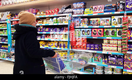 London, UK schaut 2. März 2016 - ein Shopper in Sainsburys Shop die Ostereier-Anzeige. Sainsbuys in Harringey, Nord-London Start Ostereier speichern zeigt drei Wochen zu früh. Karfreitag ist auf Freitag, 25. März 2016 und Ostersonntag auf Sonntag, 27. März 2016 © Dinendra Haria/Alamy Live News Stockfoto