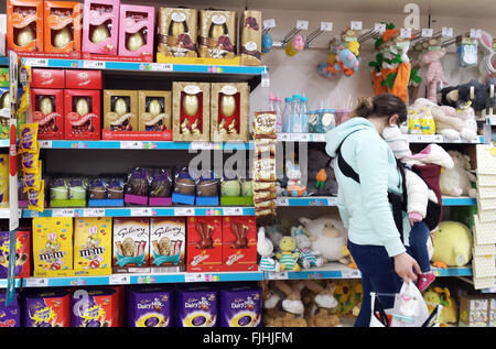 London, UK sieht 2. März 2016 - ein Shopper in Sainsburys Shop Ostern waren anzuzeigen. Sainsbuys in Harringey, Nord-London Start Ostereier speichern zeigt drei Wochen zu früh. Karfreitag ist auf Freitag, 25. März 2016 und Ostersonntag auf Sonntag, 27. März 2016 © Dinendra Haria/Alamy Live News Stockfoto