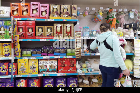 London, UK sieht 2. März 2016 - ein Shopper in Sainsburys Shop Ostern waren anzuzeigen.  Sainsbuys in Harringey, Nord-London Start Ostereier speichern zeigt drei Wochen zu früh. Karfreitag ist auf Freitag, 25. März 2016 und Ostersonntag auf Sonntag, 27. März 2016 © Dinendra Haria/Alamy Live News Stockfoto