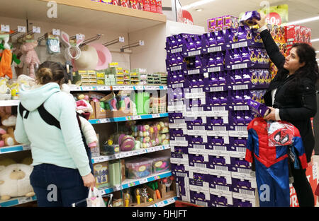 London, UK holt 2. März 2016 - ein Shopper in Sainsburys Store ein Easter Egg.  Sainsbuys in Harringey, Nord-London Start Ostereier speichern zeigt drei Wochen zu früh. Karfreitag ist auf Freitag, 25. März 2016 und Ostersonntag auf Sonntag, 27. März 2016 © Dinendra Haria/Alamy Live News Stockfoto