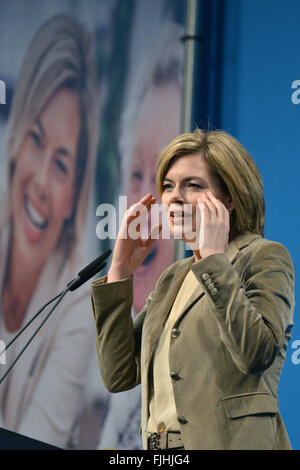 Wittlich, Deutschland. 2. März 2016. Julia Klöckner (CDU), Kandidat für die Landtagswahl 2016, während ein CDU Wahl Kampagne Veranstaltung in Wittlich, Deutschland, 2. März 2016. Bundeskanzlerin Merkel besucht, um den CDU-Kandidaten für die kommende Landtagswahl Rheinland-Pfalz auf 13.03.2016 zu unterstützen. Foto: HARALD TITTEL/DPA/Alamy Live-Nachrichten Stockfoto