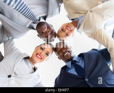 unter Ansicht der Business-Team in einem Kreis auf der Suche nach unten Stockfoto