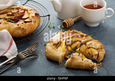 Joghurt und Nektarine galette Stockfoto