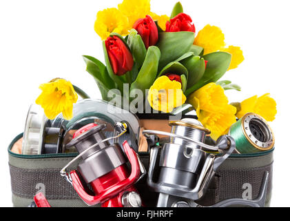 Angeln mit Frühling Blumen Narzissen und Tulpen auf weißem Hintergrund für Outdoor-aktive Unternehmen für Frauen Stockfoto