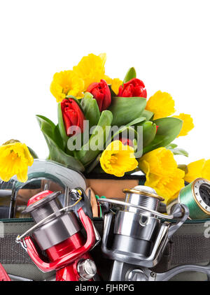 Angeln mit Frühling Blumen Narzissen und Tulpen auf weißem Hintergrund für Outdoor-aktive Unternehmen für Frauen Stockfoto