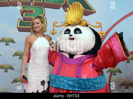 US-Schauspielerin Kate Hudson, der im englischen Original die Stimme von Mei Mei bietet, kommt für die Deutschland-Premiere von Kung Fu Panda 3 im Kino Kino Zoo Palast in Berlin, Deutschland 2. März 2016. Der Film beginnt in den deutschen Kinos am 17. März 2016. Bildnachweis: Dpa picture Alliance/Alamy Live News Stockfoto