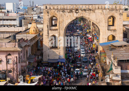 Hyderabad, Telangana, Indien, 28.Februar 2016: Berühmte Laad Markt rund um das charminar in der Altstadt von Hyderabad. Straßen voller Menschen und kleine Geschäfte Stockfoto