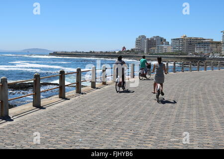 Radfahrer auf einen faulen promenade Sonntagnachmittag in Sea Point, Kapstadt, Südafrika Stockfoto