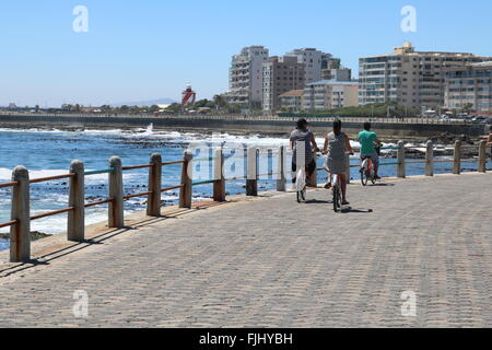 Radfahrer auf einen faulen promenade Sonntagnachmittag in Sea Point, Kapstadt, Südafrika Stockfoto