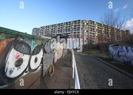 Park Hill Wohnungen gesehen von einem gepflasterten Gasse in der Nähe der Stadt Sheffield, Yorkshire England UK Stockfoto