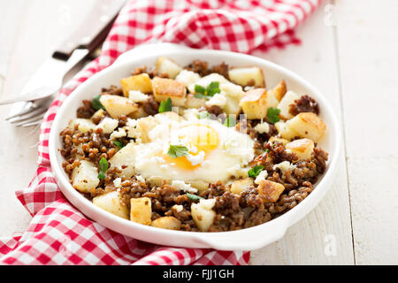 Kartoffel-Hash mit Wurst und Spiegelei Stockfoto