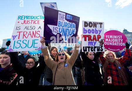 Washington, DC, USA. 2. März 2016. Befürworter und Gegner der reproduktiven Rechte von Frauen Rallye außerhalb der US Supreme Court. Der oberste Gerichtshof wird entscheiden, ob das Texas Gesetz bekannt als HB2, ganze Frau Gesundheit v. Hellerstedt Fall unnötige Belastungen für die EngelmacherInnen, damit Frauen ihr Recht auf eine Abtreibung zu leugnen enthält. © Brian Cahn/ZUMA Draht/Alamy Live-Nachrichten Stockfoto