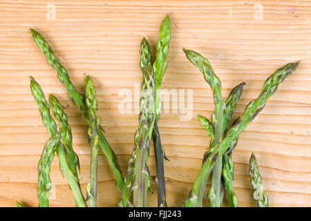 Spargel auf dem rustikalen Holztisch Stockfoto