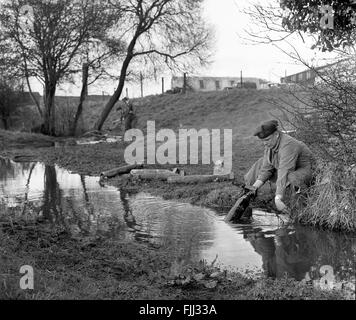 Armeebombenentsorgungsexperten, die Bomben aus dem Zweiten Weltkrieg in den 1960er Jahren in Welington bergen Stockfoto