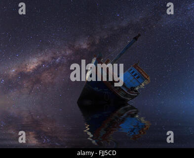 Die gestrandeten Schiff unter Sternenhimmel mit eindeutig Milchstraße Stockfoto