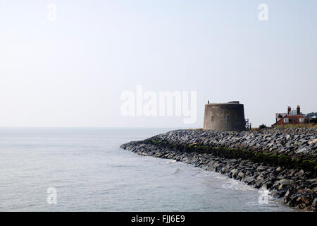 Rock-Rüstung Schutz eines historischen Martello-Turms von Küstenerosion, Osten Lane, Bawdsey, Suffolk, UK. Stockfoto