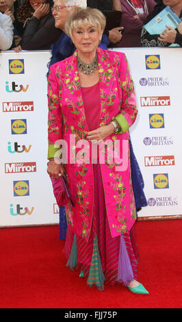 28. September 2015 - Gloria Hunniford Teilnahme an der Stolz von Großbritannien Awards 2015 im Grosvenor House Hotel in London, Vereinigtes Königreich. Stockfoto