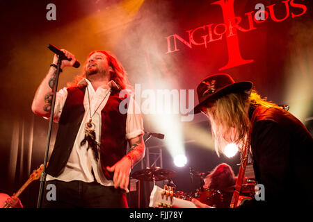 Nathan James auf Lead-Vocals & Andreas Eriksson auf Lead-Gitarre (Inglorious) Stockfoto