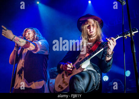 Nathan James auf Lead-Vocals & Andreas Eriksson auf Lead-Gitarre (Inglorious) Stockfoto