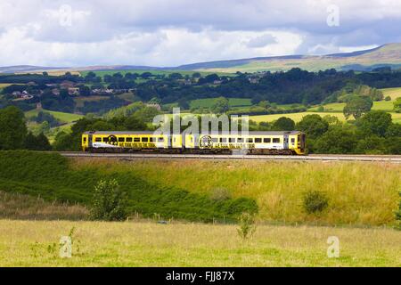 DMU-Klasse 158 lackiert von Northern Rail zu Ehren der Tour de France in den Yorkshire Dales gelb. Lazonby, Eden Valley, Cumbria. Stockfoto