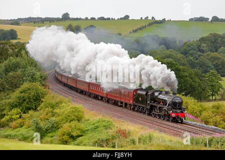 Machen Sie es sich Carlisle Bahnstrecke. Dampfzug der Sherwood Förster LMS Stanier Klasse 45231. Niedrige Baron Holz Bauernhof, Armathwaite, UK Stockfoto