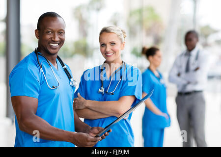 Portrait des afrikanischen Arzt und Krankenschwester im Büro Stockfoto